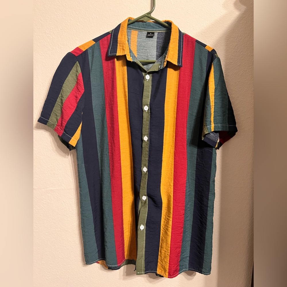 Men’s casual button-down shirt, short sleeve.